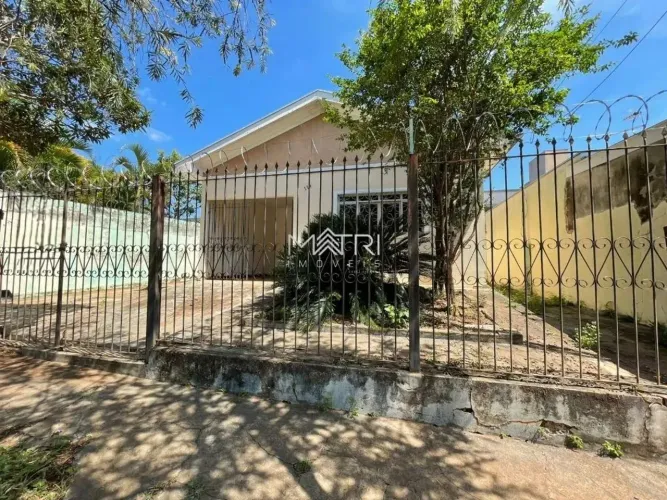 Casa à venda na Vila Xavier Terreno de 300 m² com quintal e 5 vagas - Araraquara