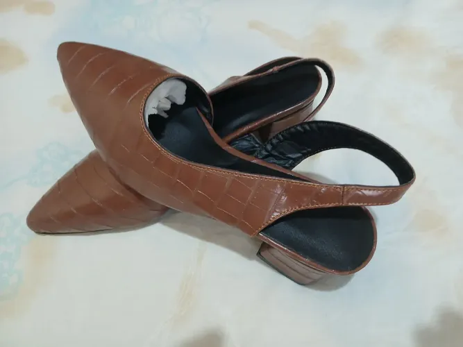 Sapatos Slingback Marrons com Detalhes em Relevo