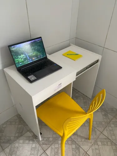 Escrivaninha branca com design moderno