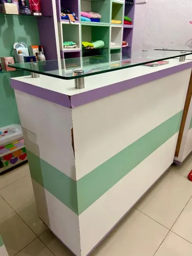 Móveis completos, balcão e prateleiras.