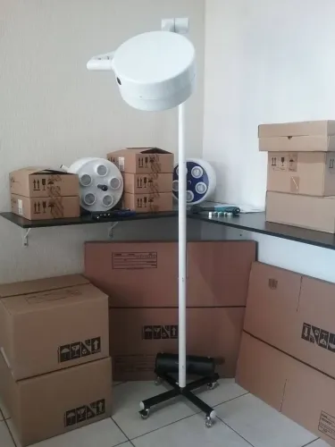Foco Cirúrgico Móvel com Rodízios Novo, 3 Bulbos Grandes, 27 leds Osram de Alta Potência 