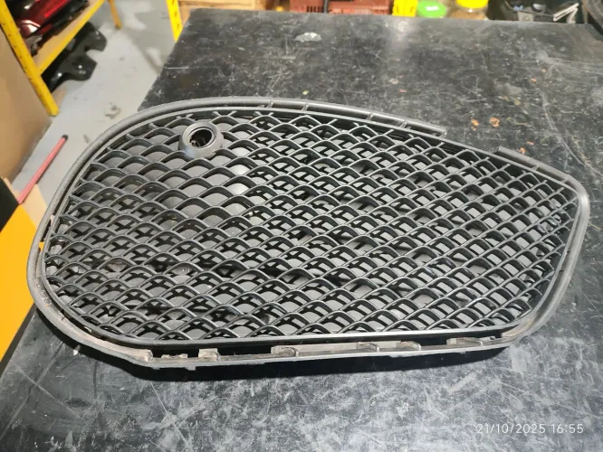 Moldura farol milha L.D Mercedes C180 C200 C250 2015 a 2019 A2058854123