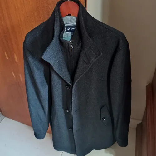 Vendo casaco em lã na cor cinza chumbo para homens que se valorizam