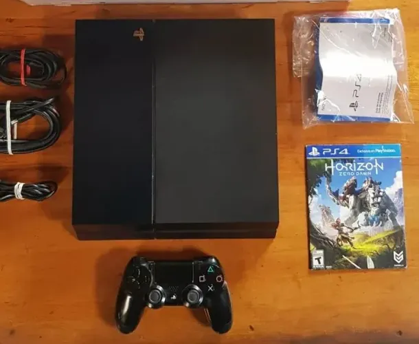 PS4 semi novo modelo Black piano