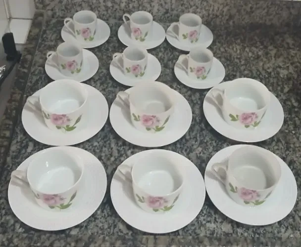 Jogo de xícaras de chá e café com pires 