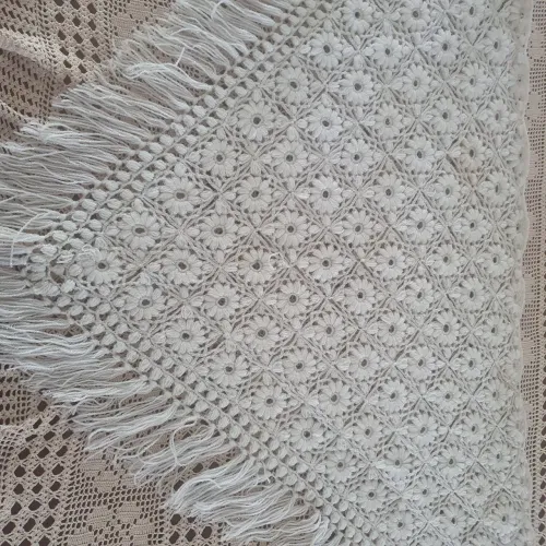  Cachecol de crochê branco com brilho discreto em prata. Vovós estilosas. 