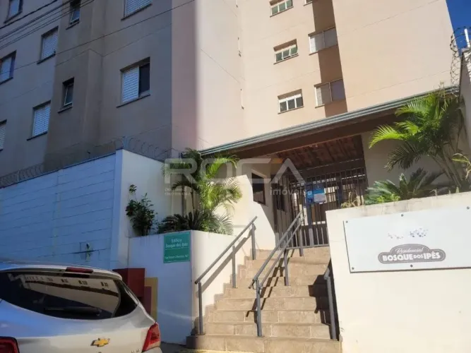 Apartamento de 2 dormitórios com móveis planejados no Recreio São Judas Tadeu em São Carlo