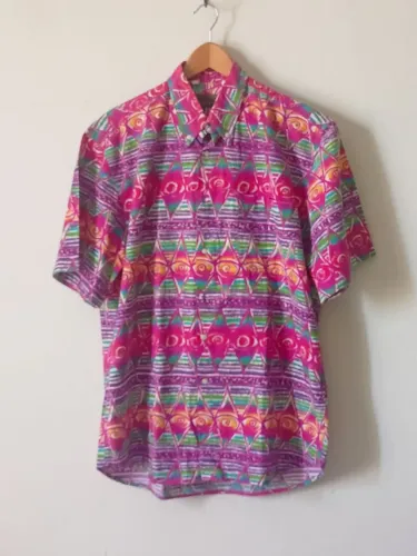 Camisa masculina manga curta  estampa com grafismo colorido 