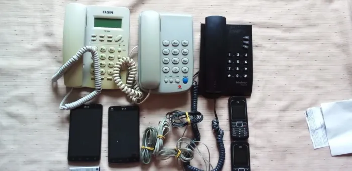 Aparelhos de telefone fixo funcionando e Aparelhos celulares defeituosos.