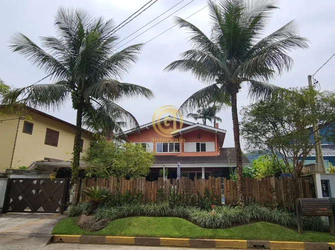 Casa em condomínio em ubatuba com 4 suítes, piscina privativa, perto da praia. estuda perm