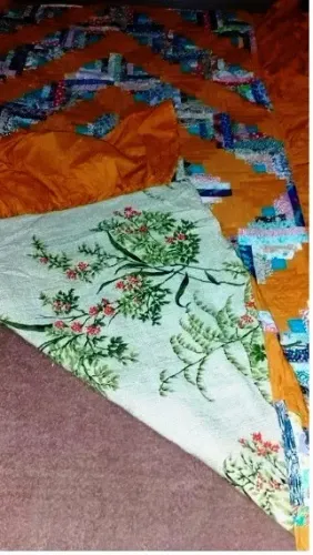 Colcha de retalhos solt, minuciosa e artesanal