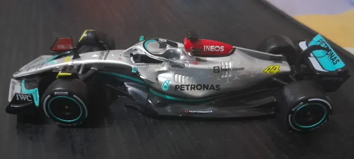 Carro miniatura Mercedes F1 2023 Hamilton Burago