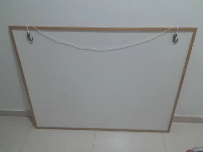 Quadro grande de madeira + 2 ganchos e cordão