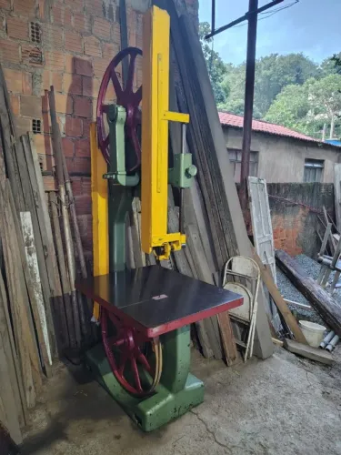 Serra Fita Vertical Industrial Invicta - Volante 80 cm - Raridade Robusta