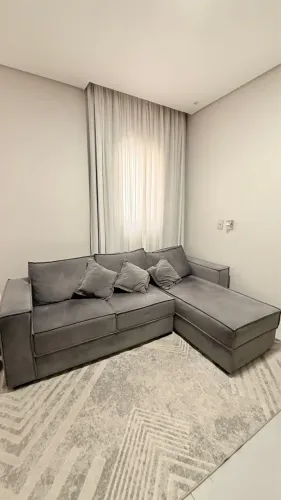 Sofá 3 lugares com chaise suede cinza