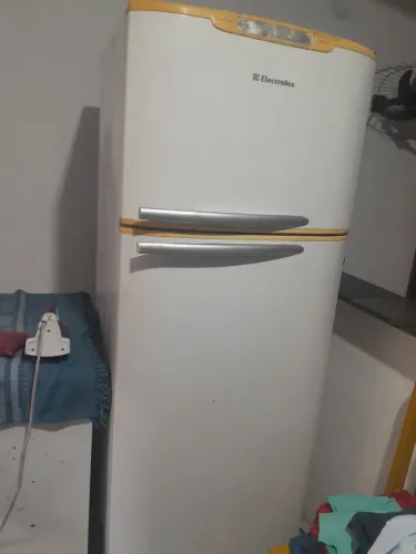 Vendo uma geladeira Electrolux