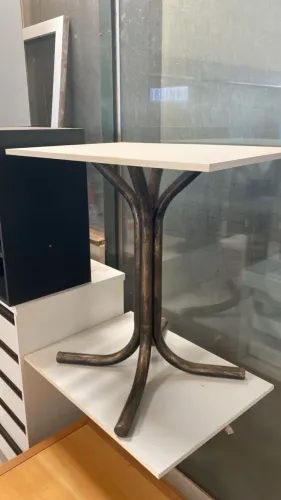 MESA MDF COM PES DE METAL 