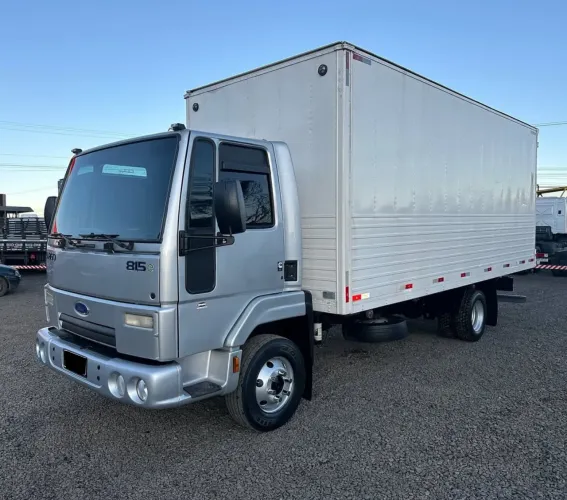 Caminhão Ford Cargo 815 Bau