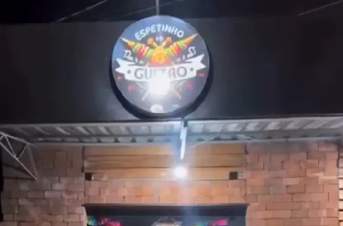 Placa de ACM com iluminação
