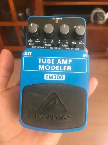 Amplificador de Guitarra Behringer TM300