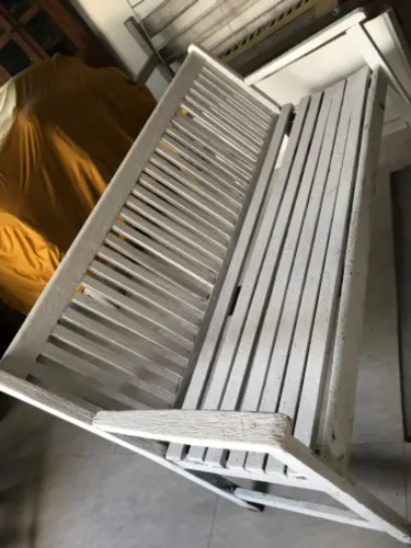 Banco madeira maciça antigo pintado com 1.60 cm largura.três lugares 