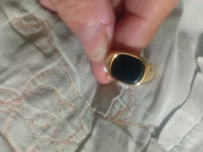 Anel masculino dourado de esmalte com pedra preta*novo*!