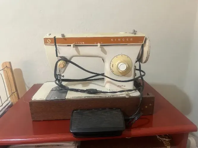 Máquina de Costurar Singer