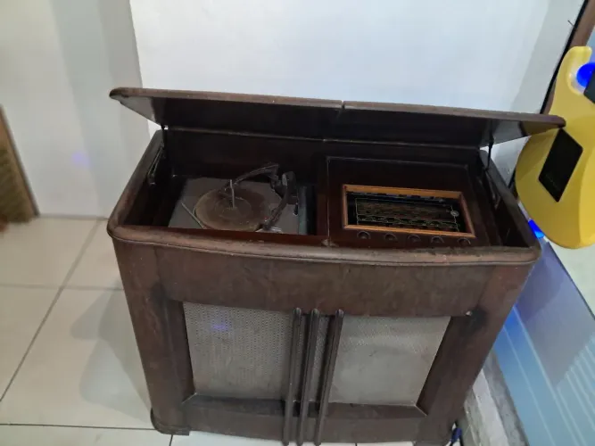 Móvel rádio vitrola anos 40