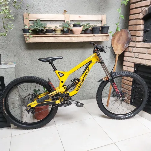 Bicicleta Nukeproof pulse aro 27,5Downhill Amarela