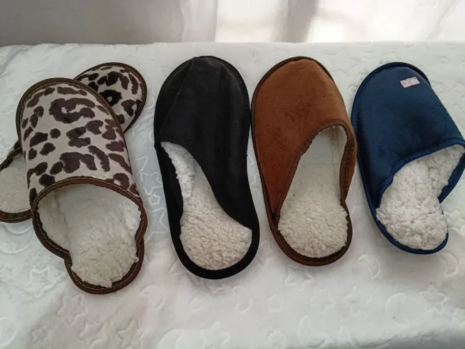 Pantufa forrada com pele 