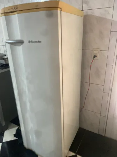 Vende-se uma geladeira