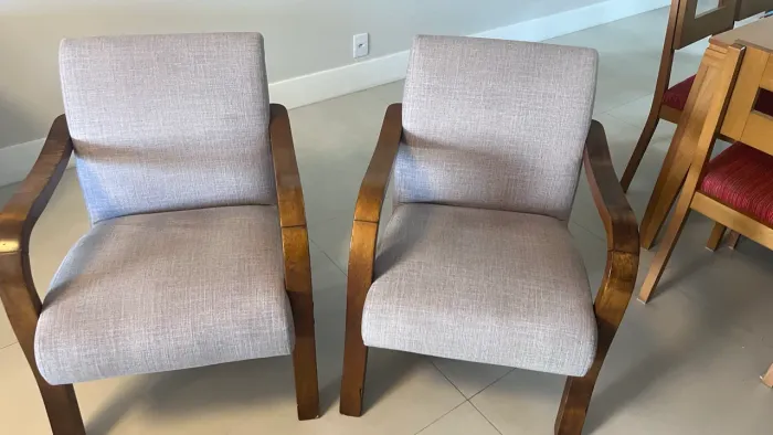 2 Banquetas de Tecido com Descanso de Madeira