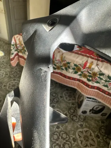 Asa de morcego de moto BMW R1250 peça original ?com leve avaria?