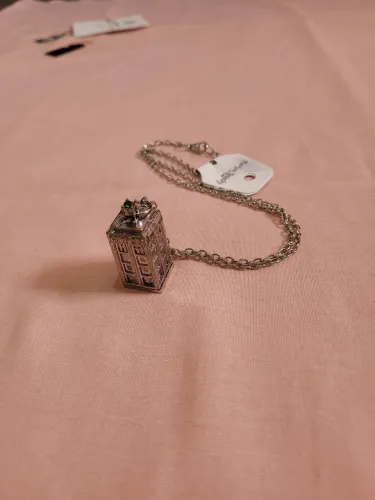 Colar Tardis Prateado Doctor Who