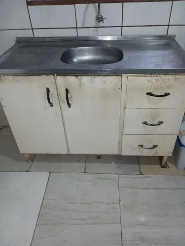 Pia de cozinha usada em bom estado