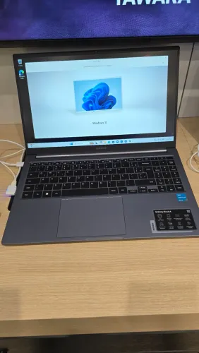 Book 4 intel pentium U300 Windows 11 8Gb 256 Ssd