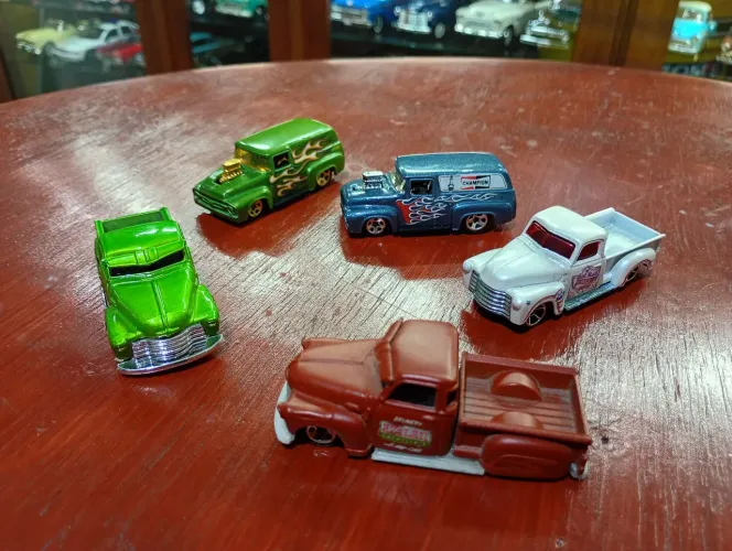 Furgão e pickup Hotwheels 1/64