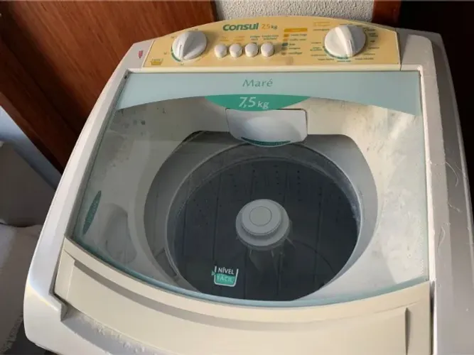 Máquina de lavar Consul Maré 7,5 kg, modelo CWL75A, 220V, em pleno funcionamento.
