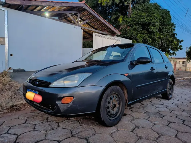 Ford Focus 1.8 16V 5P 2002