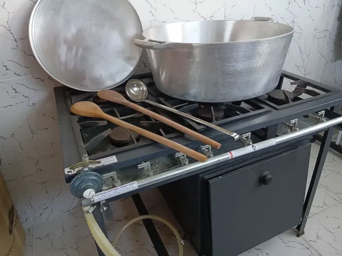 Fogão industrial Venâncio 6 bocas, 1 panela alumínio batido 60 litros, forno 90 litros,2