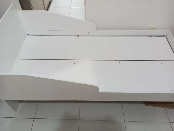 Caminha de criança branca com colchão, bem conservado.