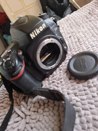 Nikon D610 usada, corpo apenas, com defeito no mecanismo de espelho.