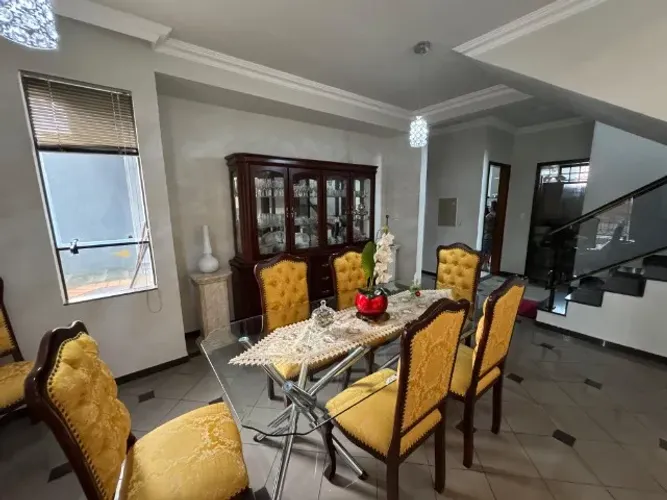 Privilégio ! Casa em Terreno Inteiro na Zona 08, pertinho do Centro Cívico em Maringá-PR
