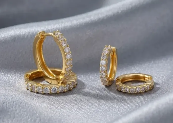 OFERTA 7.7 | Duo de Brincos Argolas com 1 Filete de Zircônia Folheado Ouro 18K