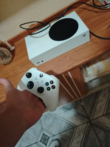 Xbox séries s 512gb com cabos e controle (controle precisando de reparado no analógico)