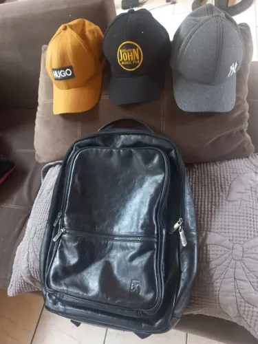 *Vendo essa Bolsa de couro original e mais esses três bonés originais.