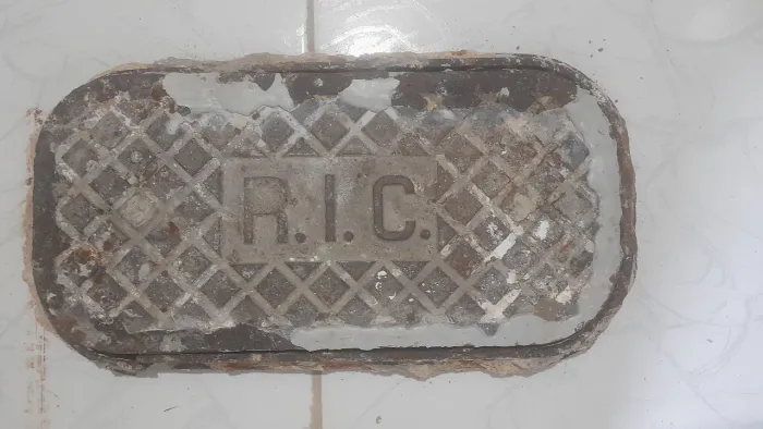 Antiga tampa de caixa de passagem da empresa RIC período anterior a 1947