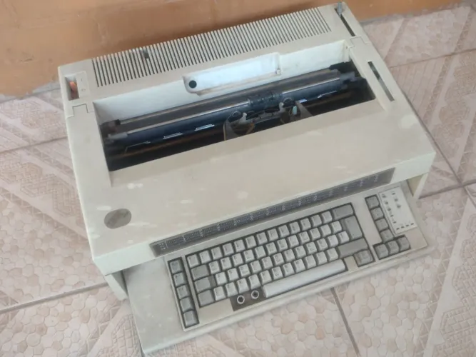 Máquina de escrever eletrônica IBM