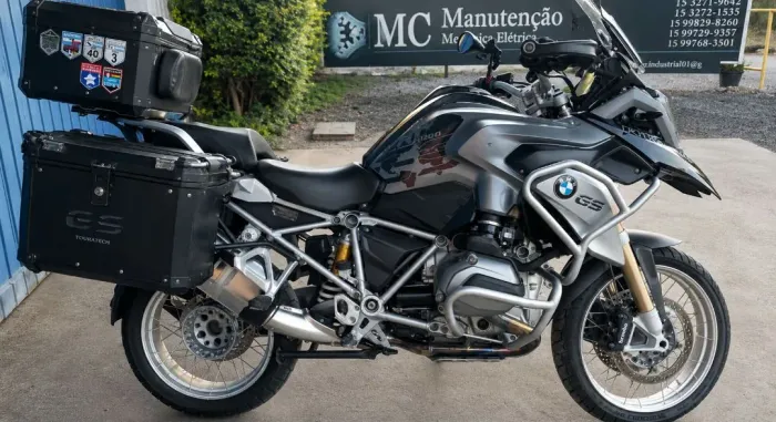 Moto integra, muito conservada, toda revisada pois uso em viagem com a esposa,.