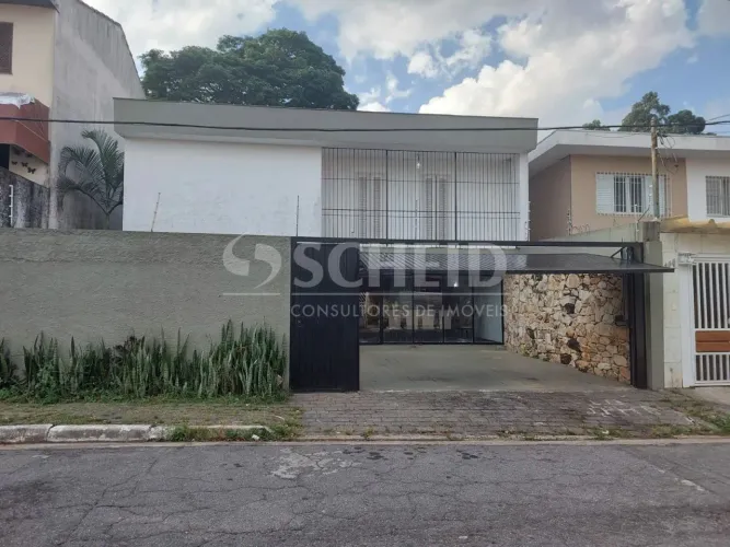 Casa padrão no Jardim Prudência com saída para duas ruas